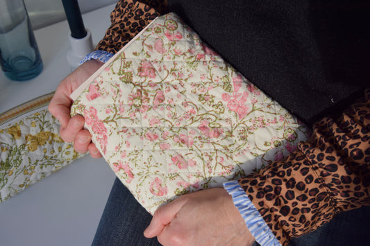 Housse à livre en tissu matelassé aux motifs fleuris roses pales et écrus