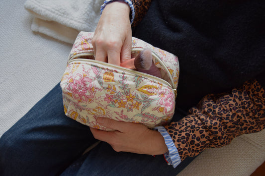 Trousse de toilette en tissu matelassé aux motifs printaniers