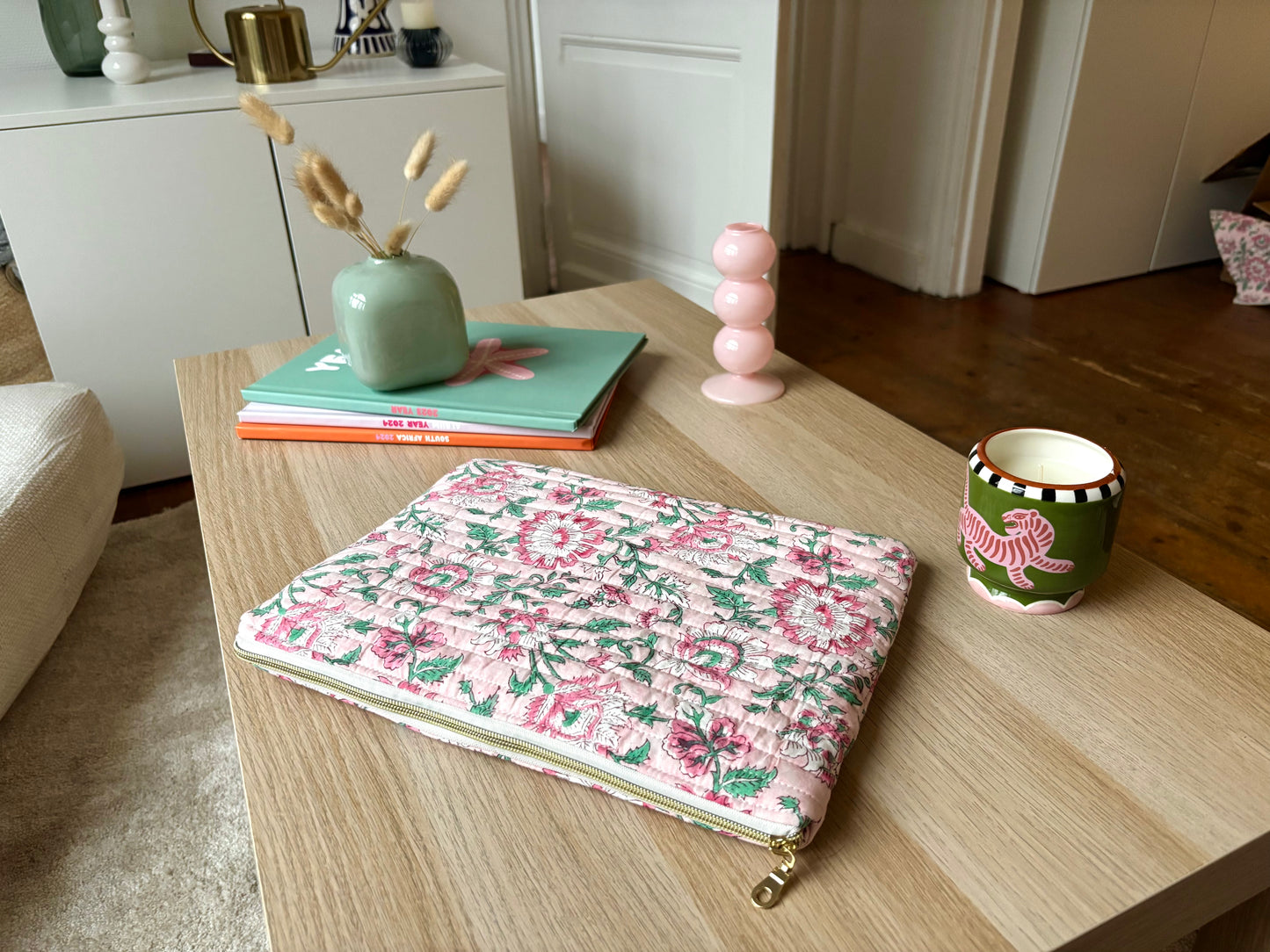 Housse pour ordinateur 13 pouces en tissu fleuri et matelassé aux motifs roses pales