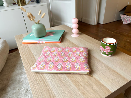 Housse pour Ipad 11 pouces en tissu fleuri et matelassé à fleurs roses