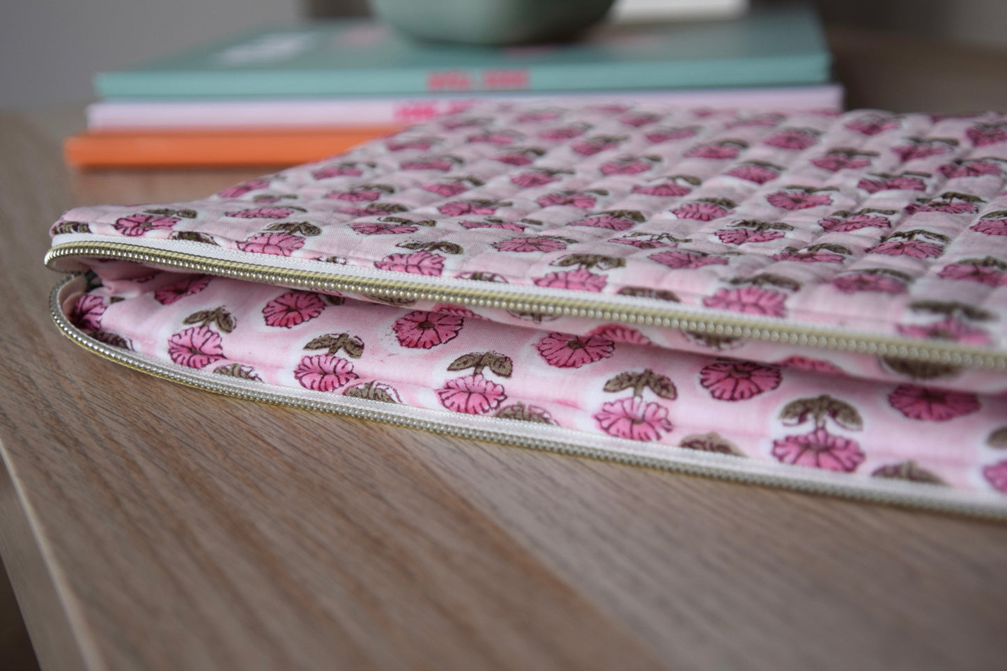 Housse pour Ipad 11 pouces en tissu fleuri et matelassé block print indien rose clair - Maisonlili