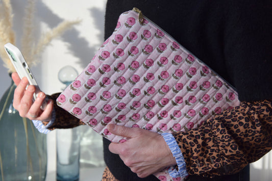 Housse pour Ipad 11 pouces en tissu fleuri et matelassé block print indien rose clair - Maisonlili