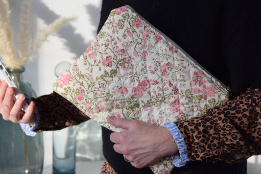 Housse pour Ipad 11 pouces en tissu fleuri et matelassé écru et rosé - Maisonlili