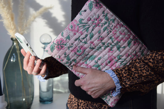 Housse pour Ipad 11 pouces en tissu fleuri et matelassé rose - Maisonlili