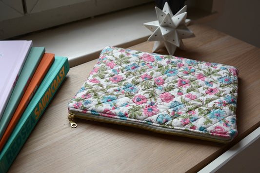 Housse pour Ipad en tissu matelassé à fleurs, intérieur rayé bleu - Maisonlili