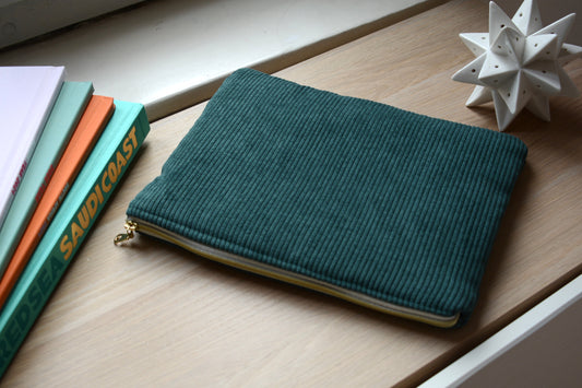 Housse pour Ipad en velours cotelé vert sapin, intérieur toile de jouy - Maisonlili