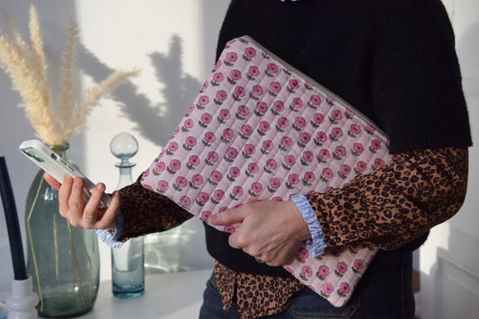 Housse pour ordinateur 13 pouces en tissu fleuri et matelassé block print indien rose clair - Maisonlili