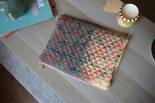 Housse pour ordinateur 13 pouces en tissu fleuri et matelassé modèle Léna - Maisonlili