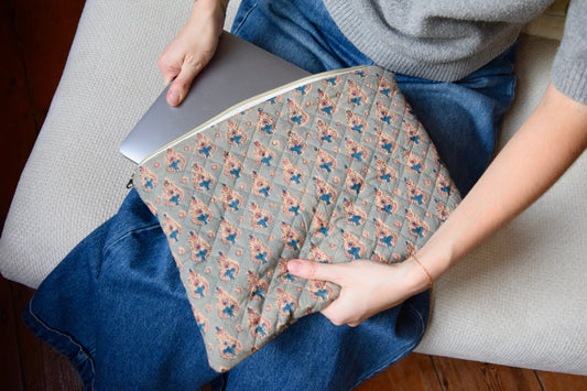 Housse pour ordinateur 13 pouces en tissu fleuri et matelassé modèle Lison - Maisonlili