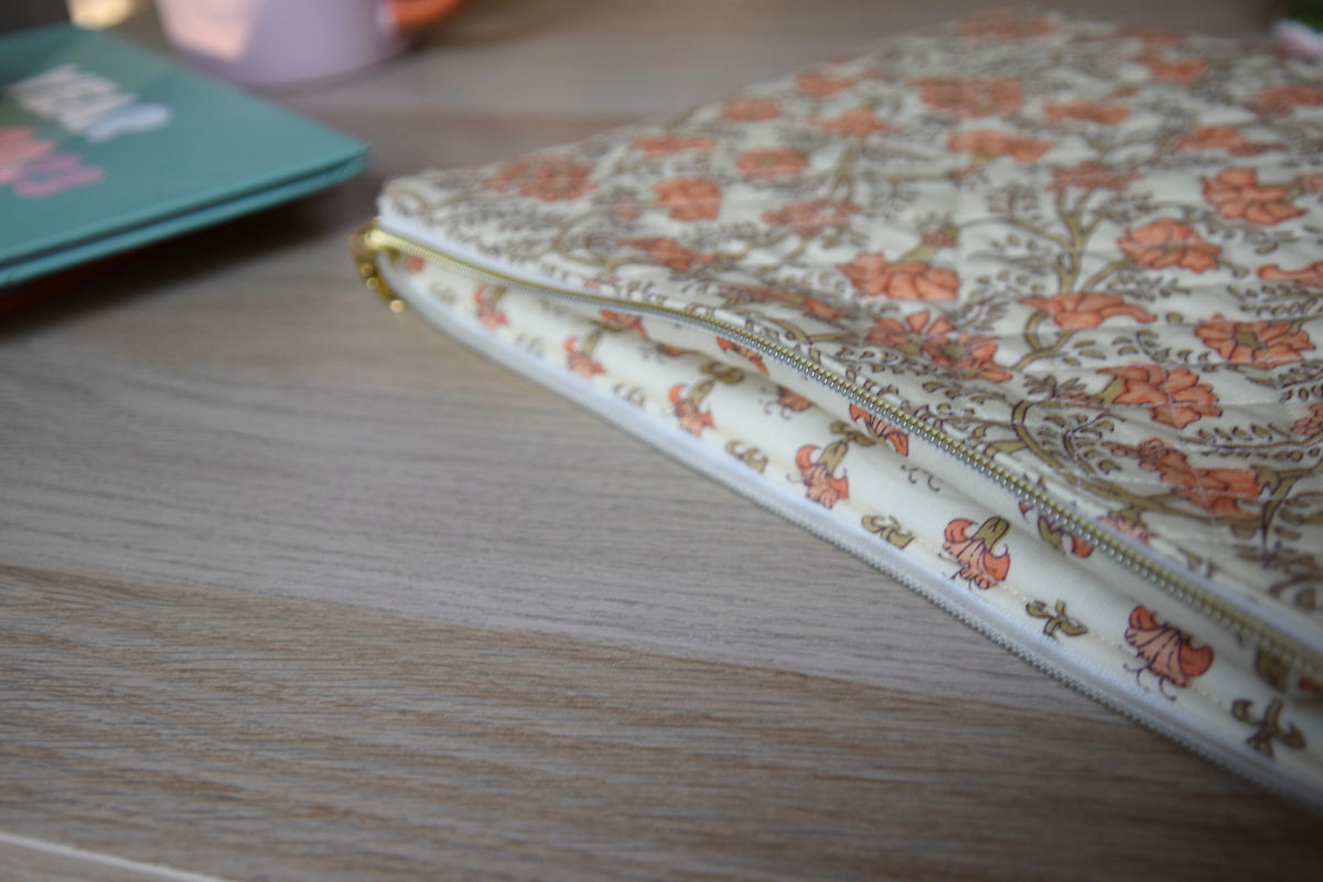 Housse pour ordinateur 13 pouces en tissu fleuri et matelassé modèle Marie - Maisonlili
