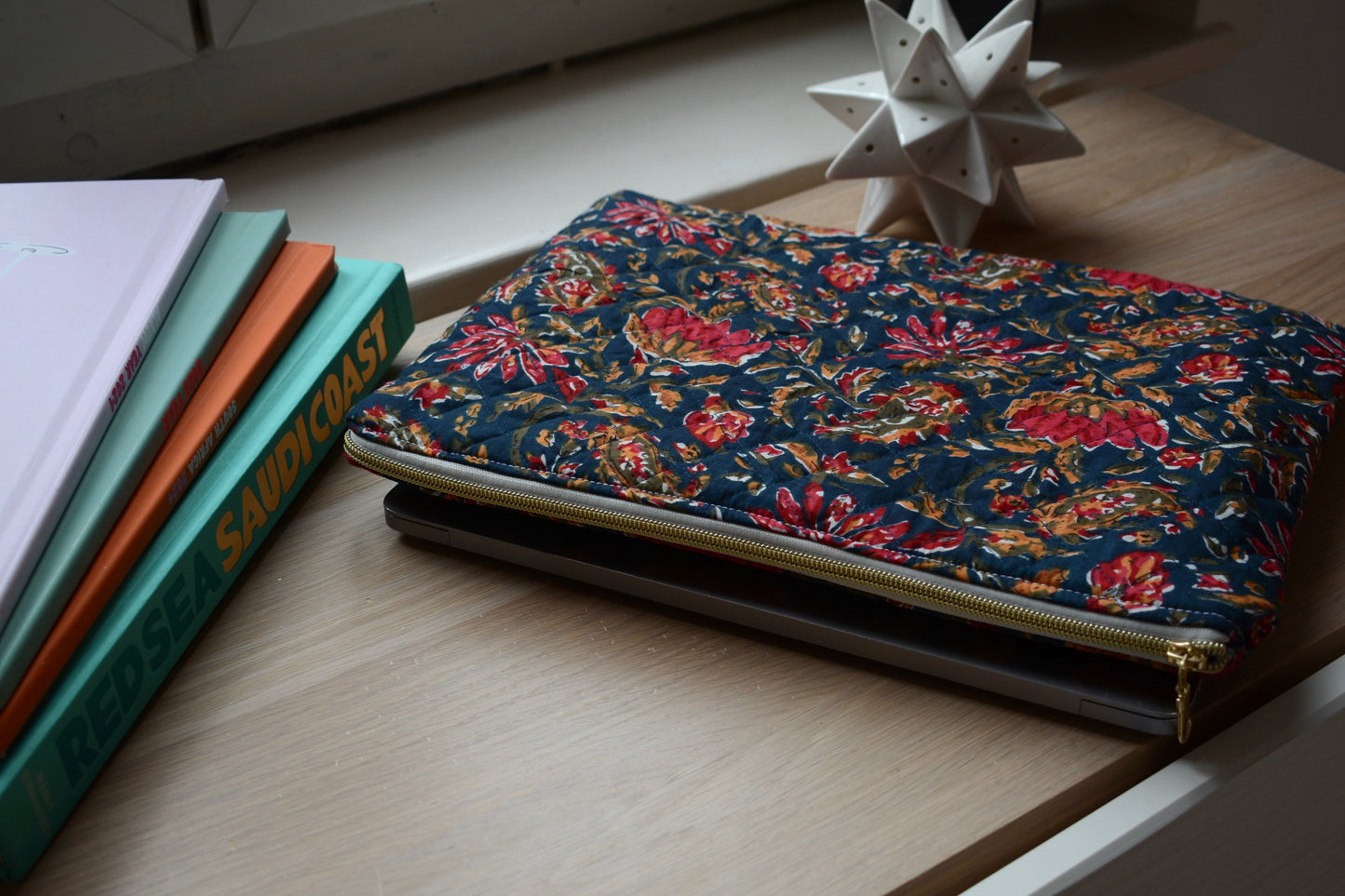 Housse pour ordinateur 13 pouces en tissu fleuri et matelassé rouge et bleu marine - Maisonlili