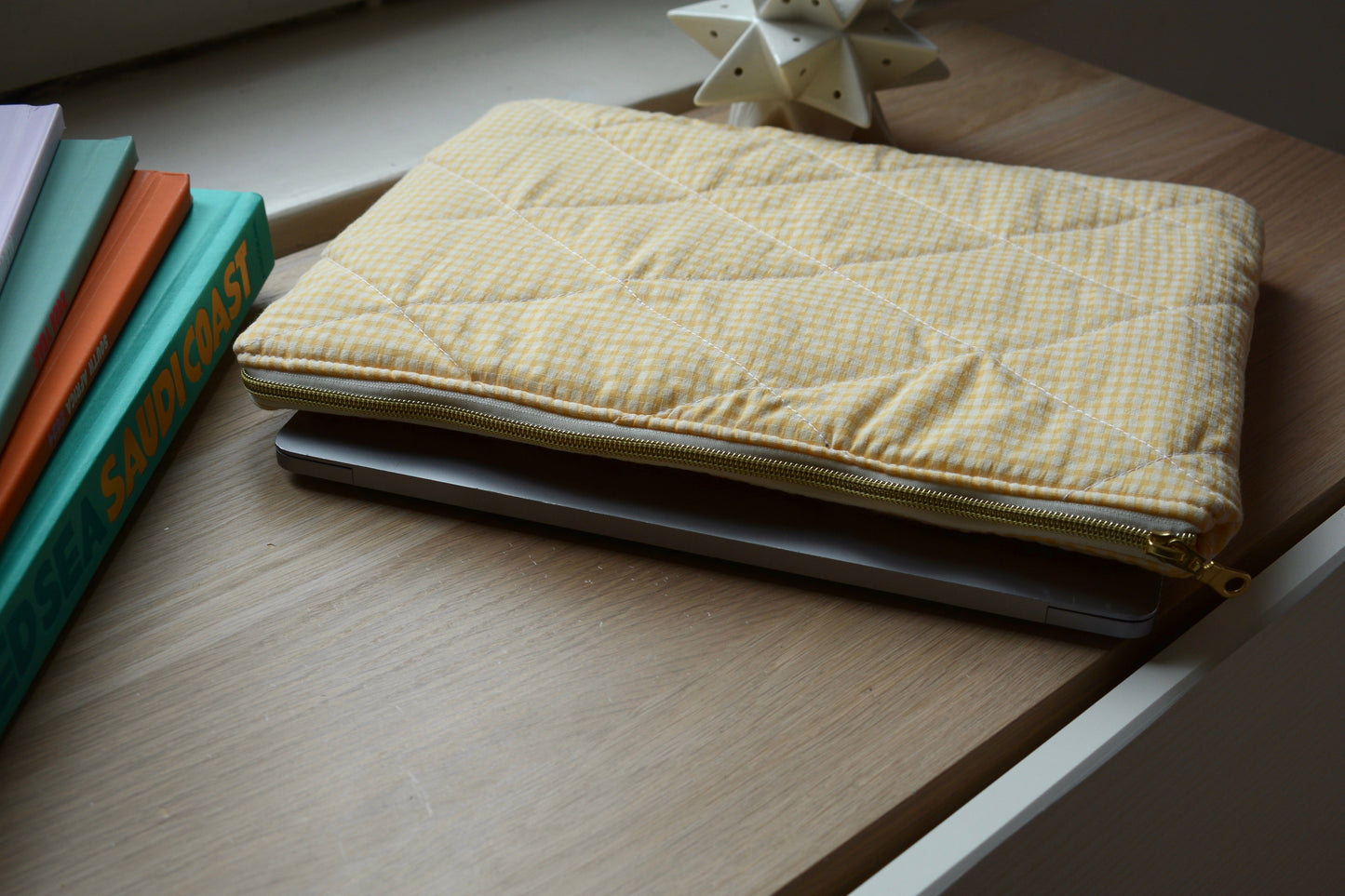 Housse pour ordinateur 13 pouces en vichy jaune, intérieur uni jaune - Maisonlili