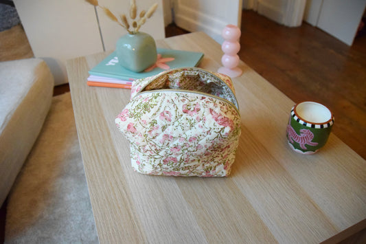 Trousse de toilette en tissu matelassé fleuri écru et rosé - Maisonlili
