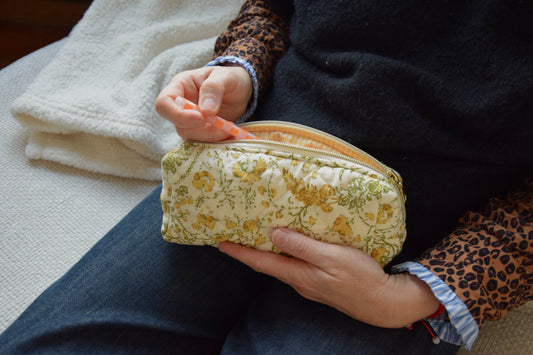 Trousse scolaire en tissu matelassé et fleuri jaune - Maisonlili