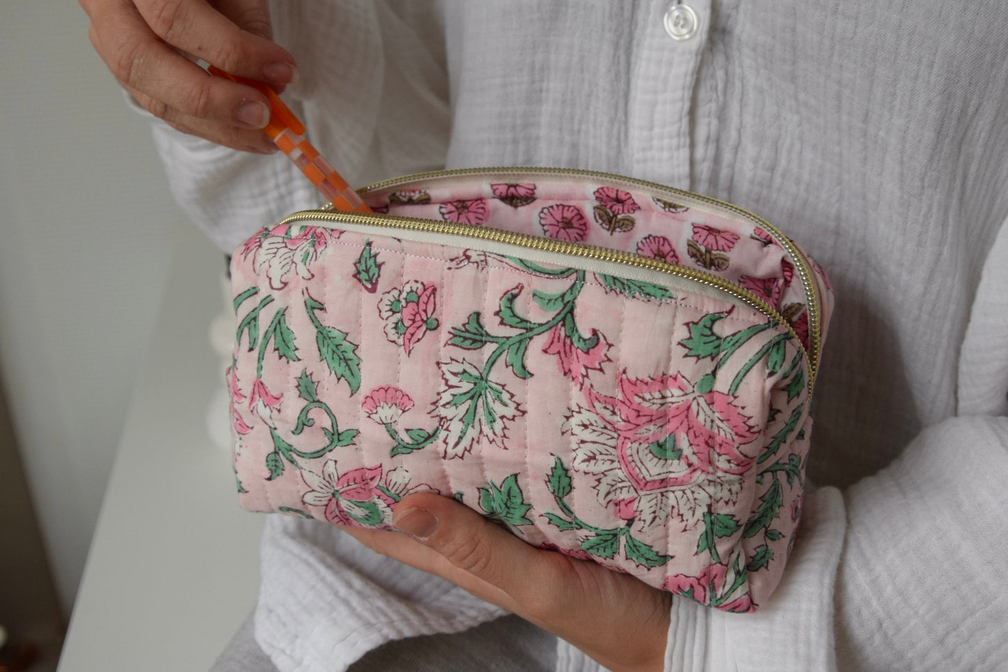 Trousse scolaire en tissu matelassé et fleuri rose pale - Maisonlili