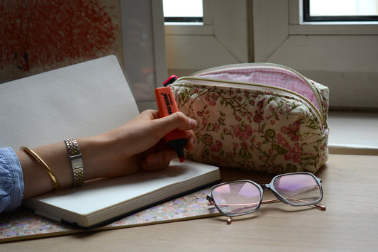 Trousse scolaire en tissu matelassé fleuri rosé - Maisonlili