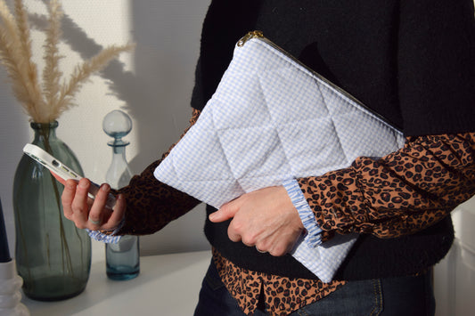 Housse pour Ipad 11 pouces en vichy bleu, intérieur fleuri