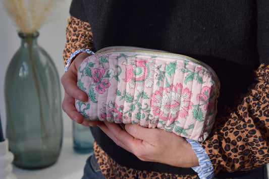 Trousse scolaire en tissu matelassé et fleuri rose pale