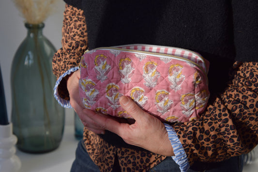 Trousse scolaire en tissu matelassé et fleuri rose