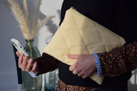 Housse pour Ipad 11 pouces en tissu vichy jaune, à l'intérieur fleuri