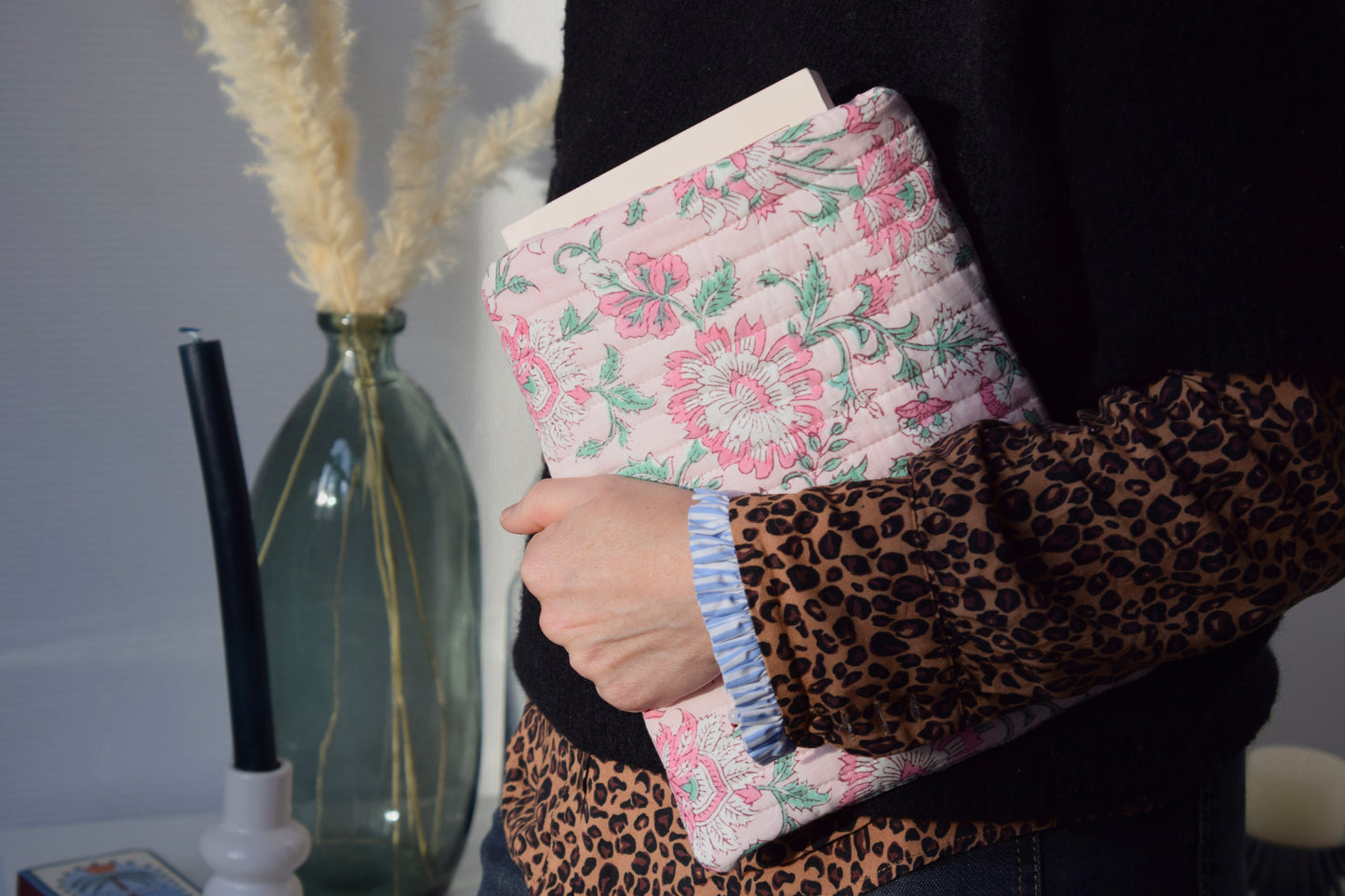 Housse à livre en tissu matelassé fleuri rose pale