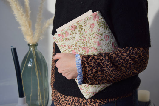 Housse à livre en tissu matelassé aux motifs fleuris roses pales et écrus