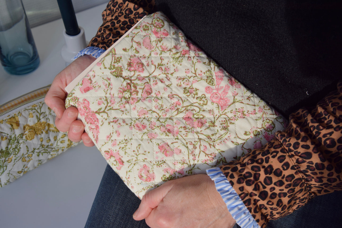 Housse à livre en tissu matelassé aux motifs fleuris roses pales et écrus Maisonlili