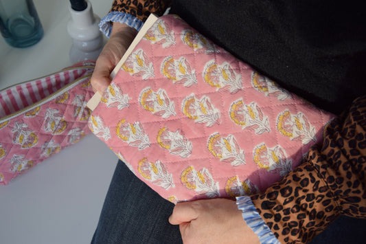 Housse à livre en tissu matelassé fleuri aux motifs roses