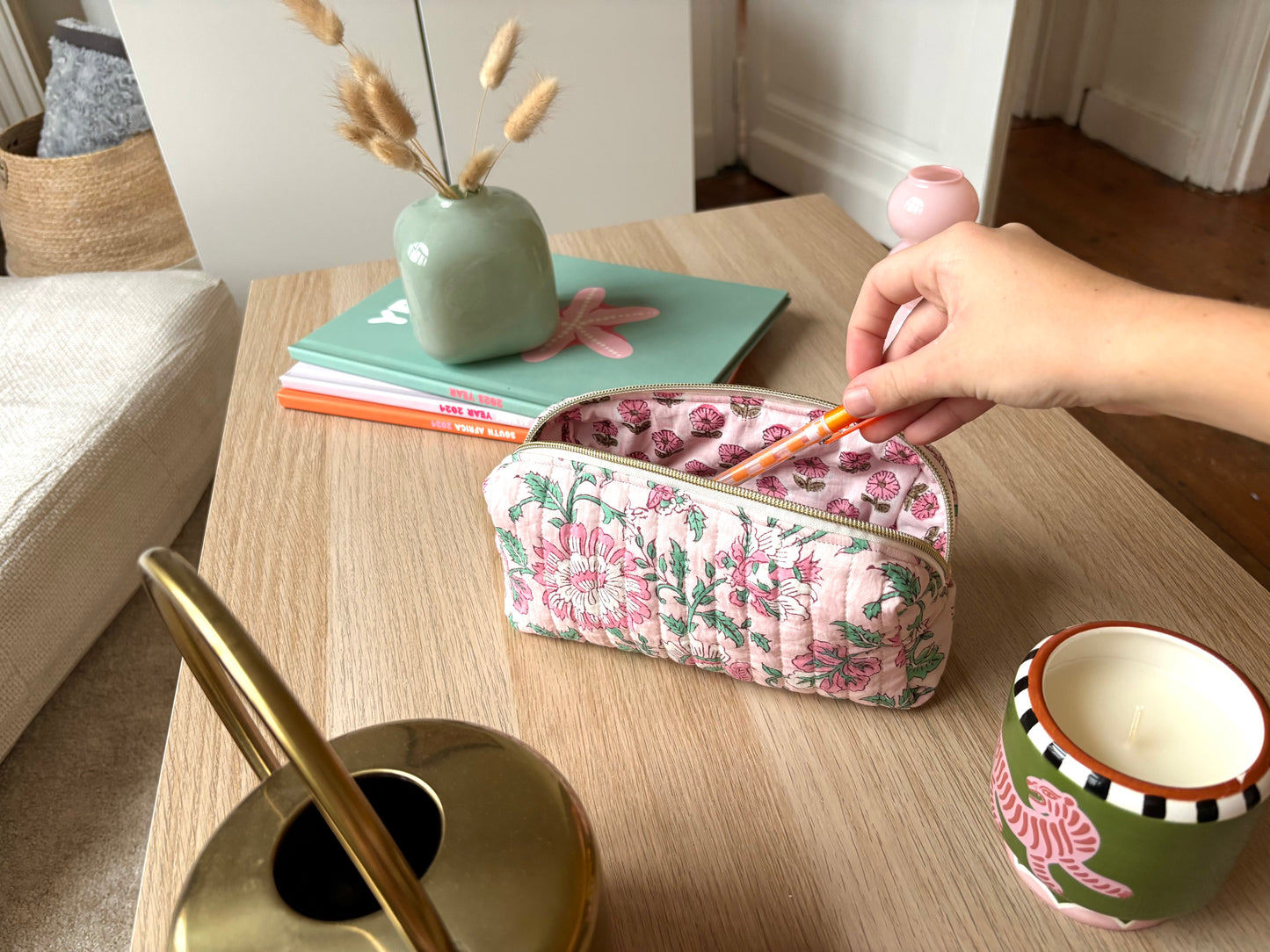 Trousse scolaire en tissu matelassé et fleuri rose pale