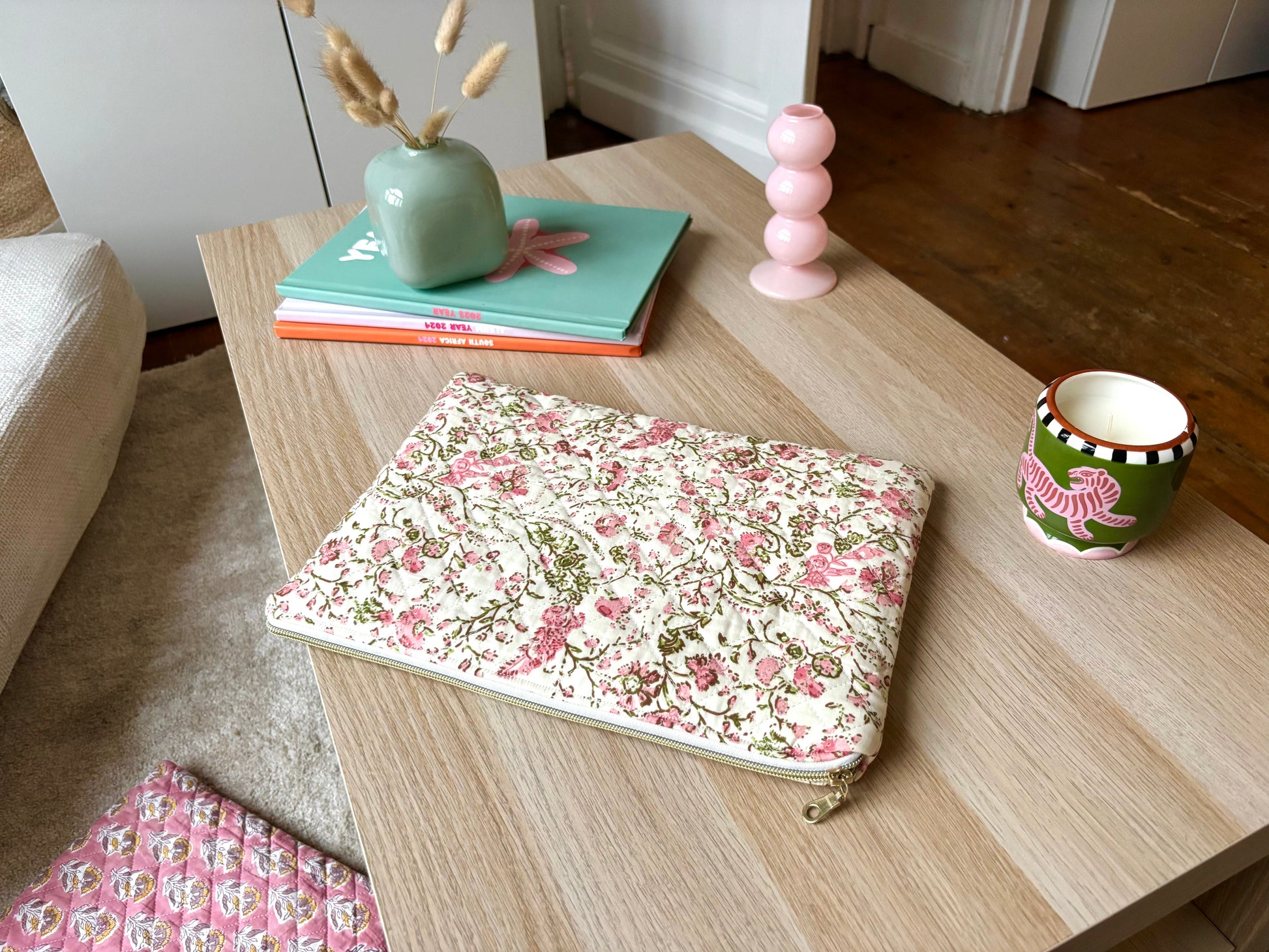 Housse pour Ipad 11 pouces en tissu fleuri et matelassé écru et rosé Maisonlili