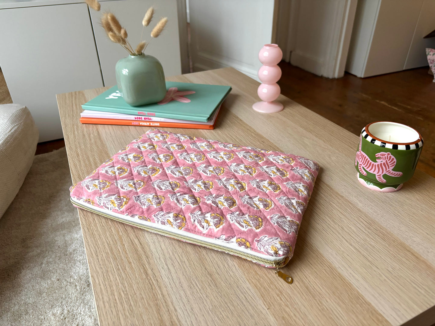 Housse pour ordinateur 13 ou 15 pouces en tissu fleuri et matelassé aux motifs rosés