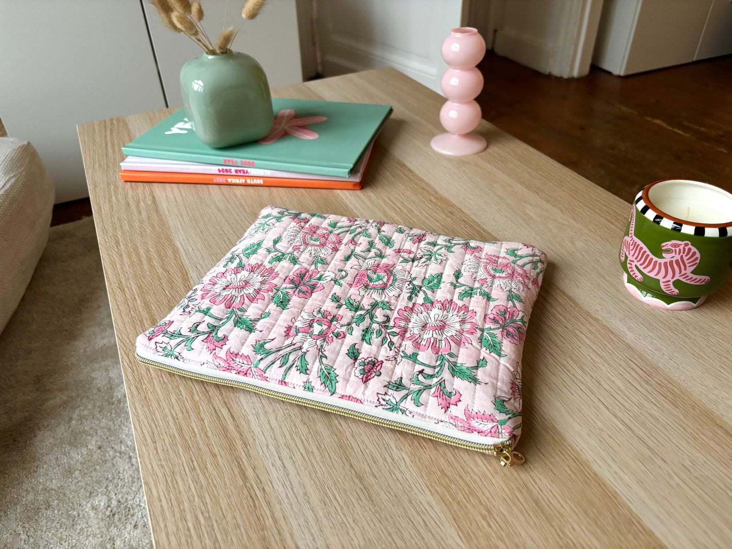 Housse pour Ipad 11 pouces en tissu fleuri et matelassé rose