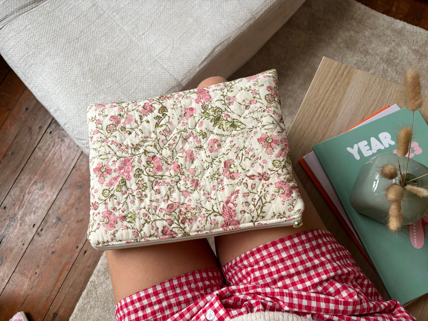 Housse pour Ipad 11 pouces en tissu fleuri et matelassé écru et rosé Maisonlili
