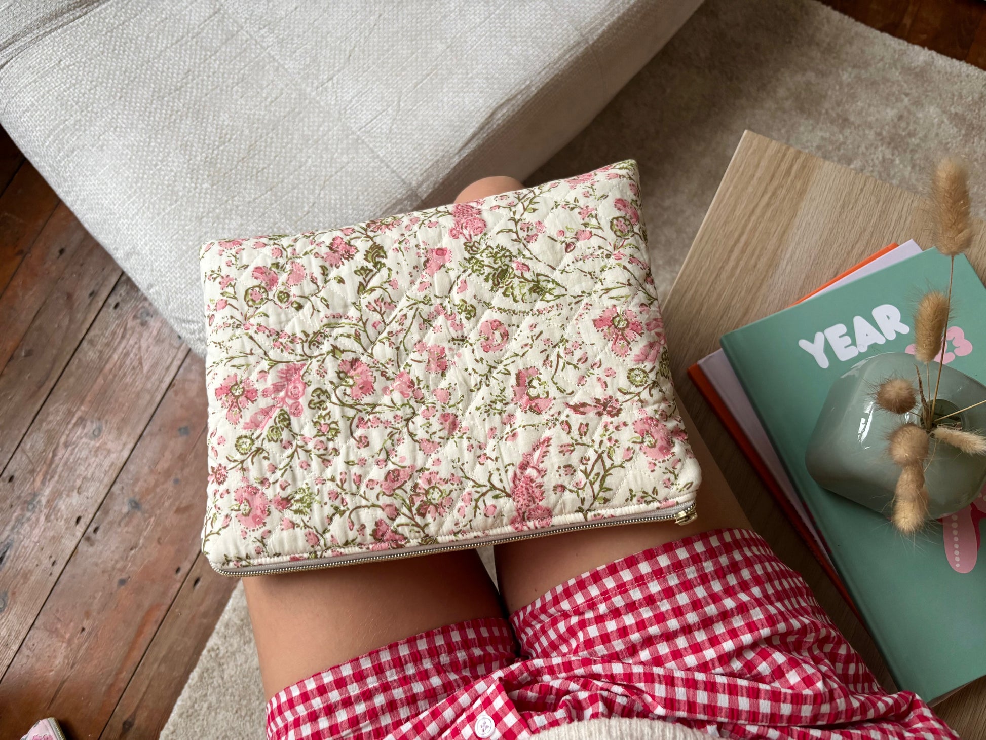 Housse pour Ipad 11 pouces en tissu fleuri et matelassé écru et rosé Maisonlili
