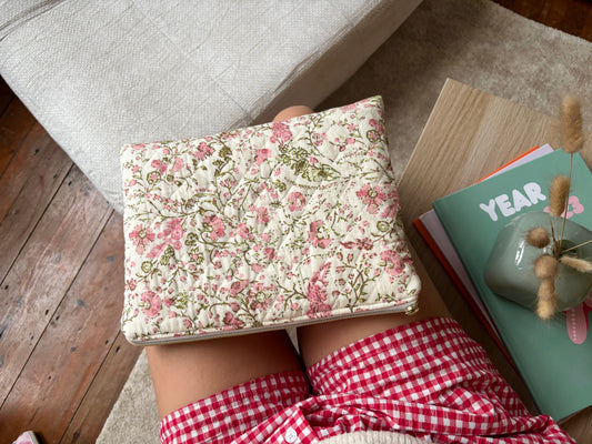Housse pour Ipad 11 pouces en tissu fleuri et matelassé écru et rosé