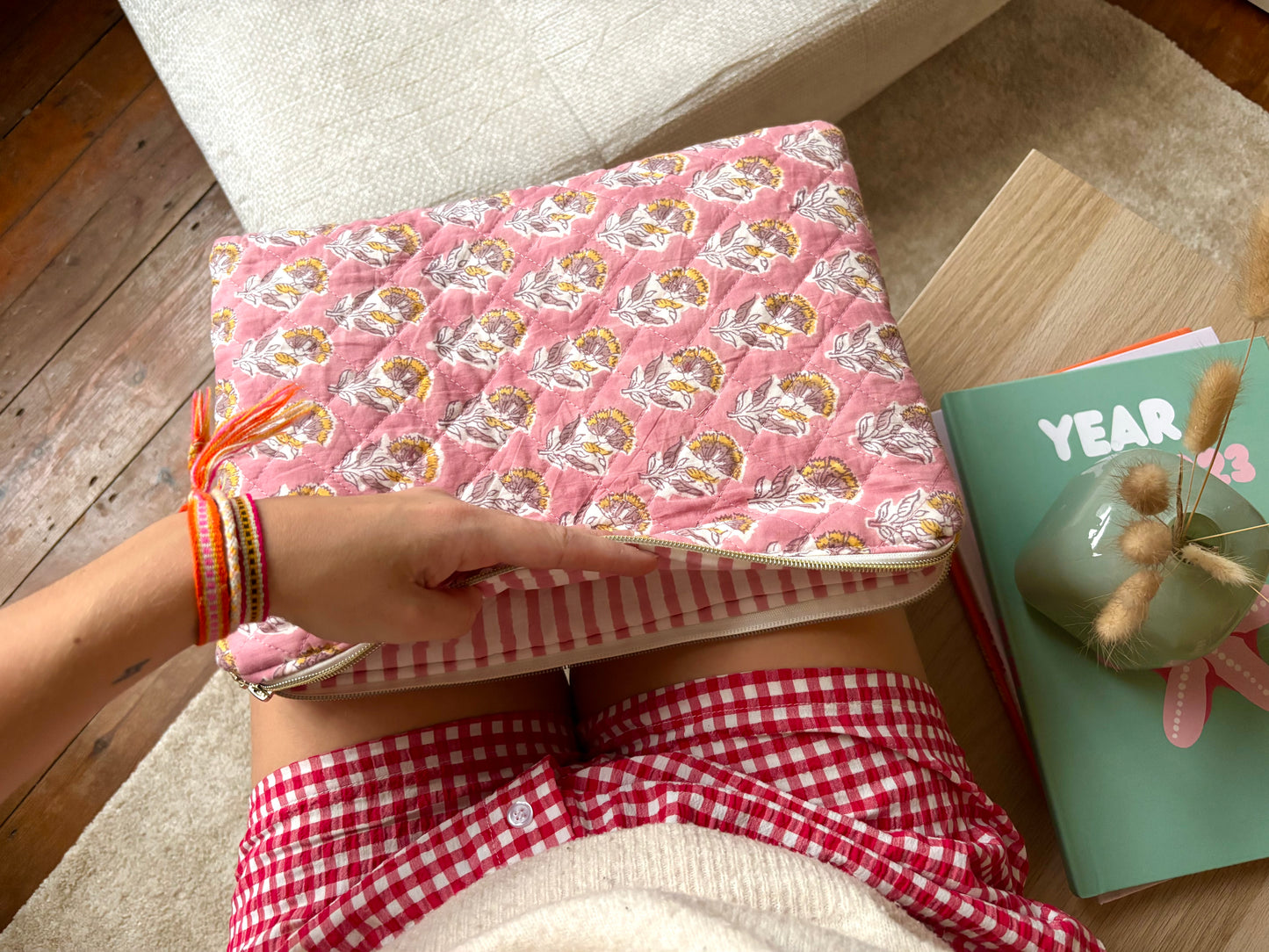 Housse pour ordinateur 13 ou 15 pouces en tissu fleuri et matelassé aux motifs rosés