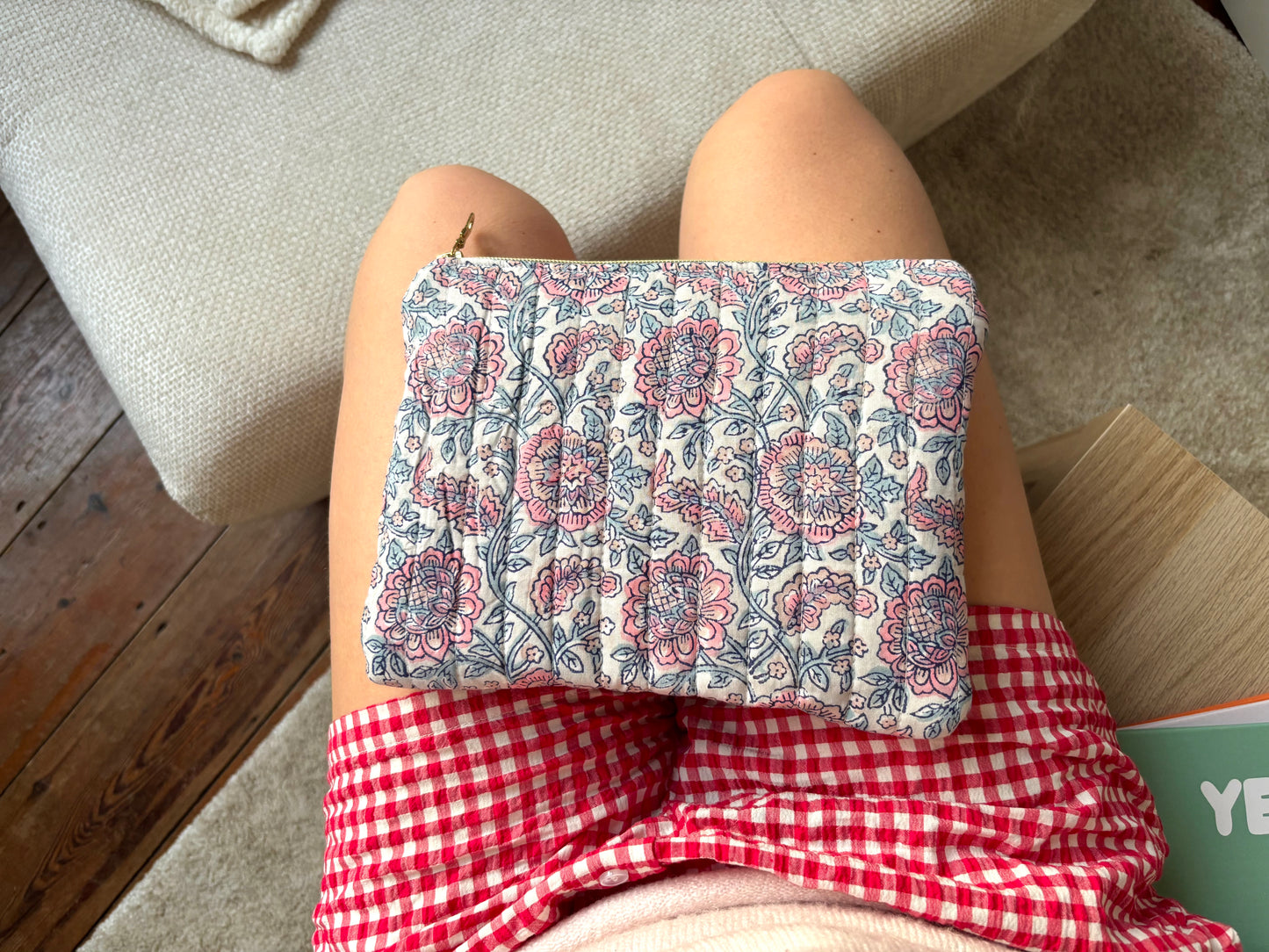 Housse à liseuse en tissu matelassé à fleurs grises et violettes