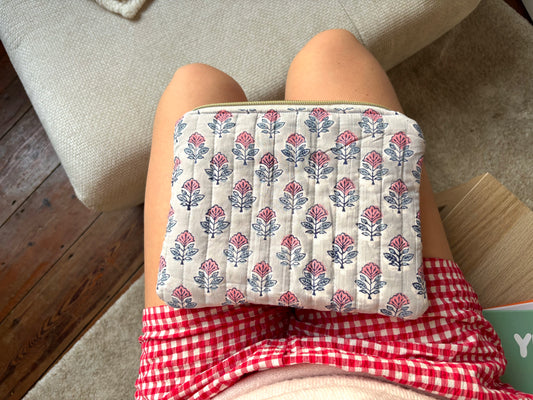 Housse à liseuse en tissu matelassé à fleurs grises et violettes