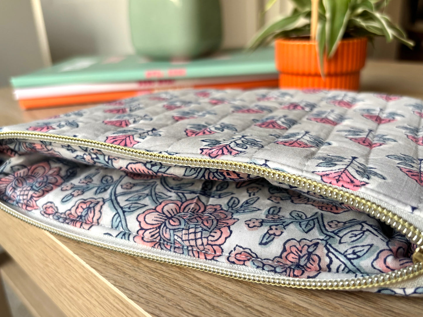 Housse à liseuse en tissu matelassé à fleurs grises et violettes