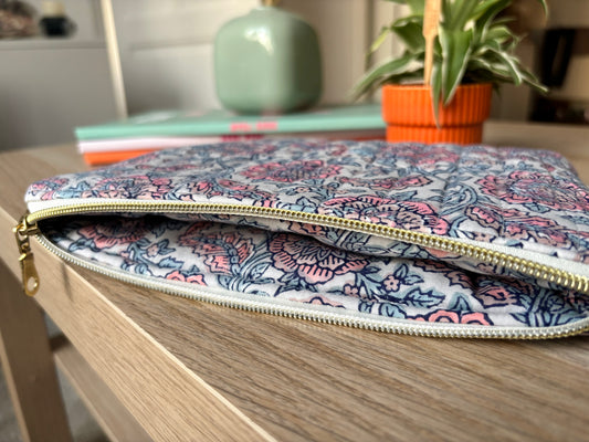 Housse à liseuse en tissu matelassé à fleurs grises et violettes