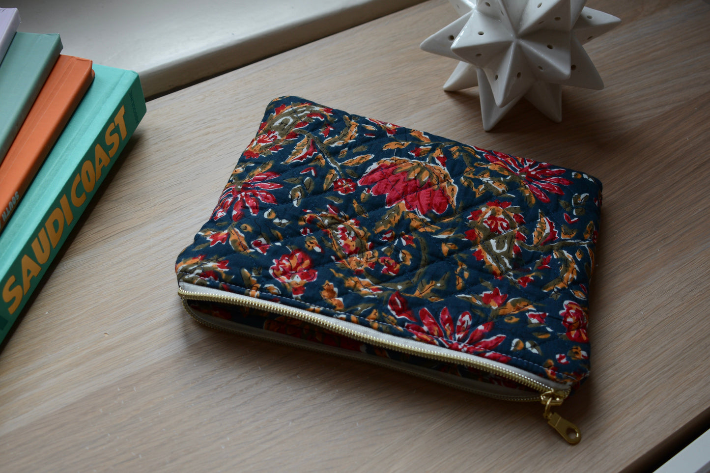 Housse à liseuse en tissu matelassé et fleuri bleu et rouge - Maisonlili