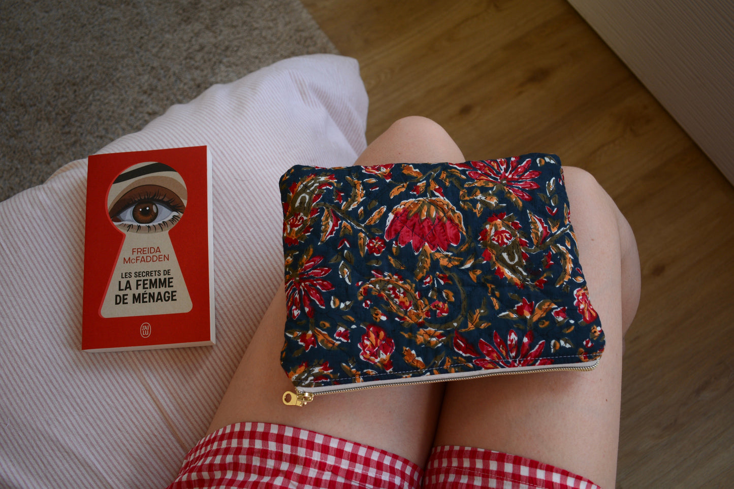 Housse à liseuse en tissu matelassé et fleuri bleu et rouge - Maisonlili