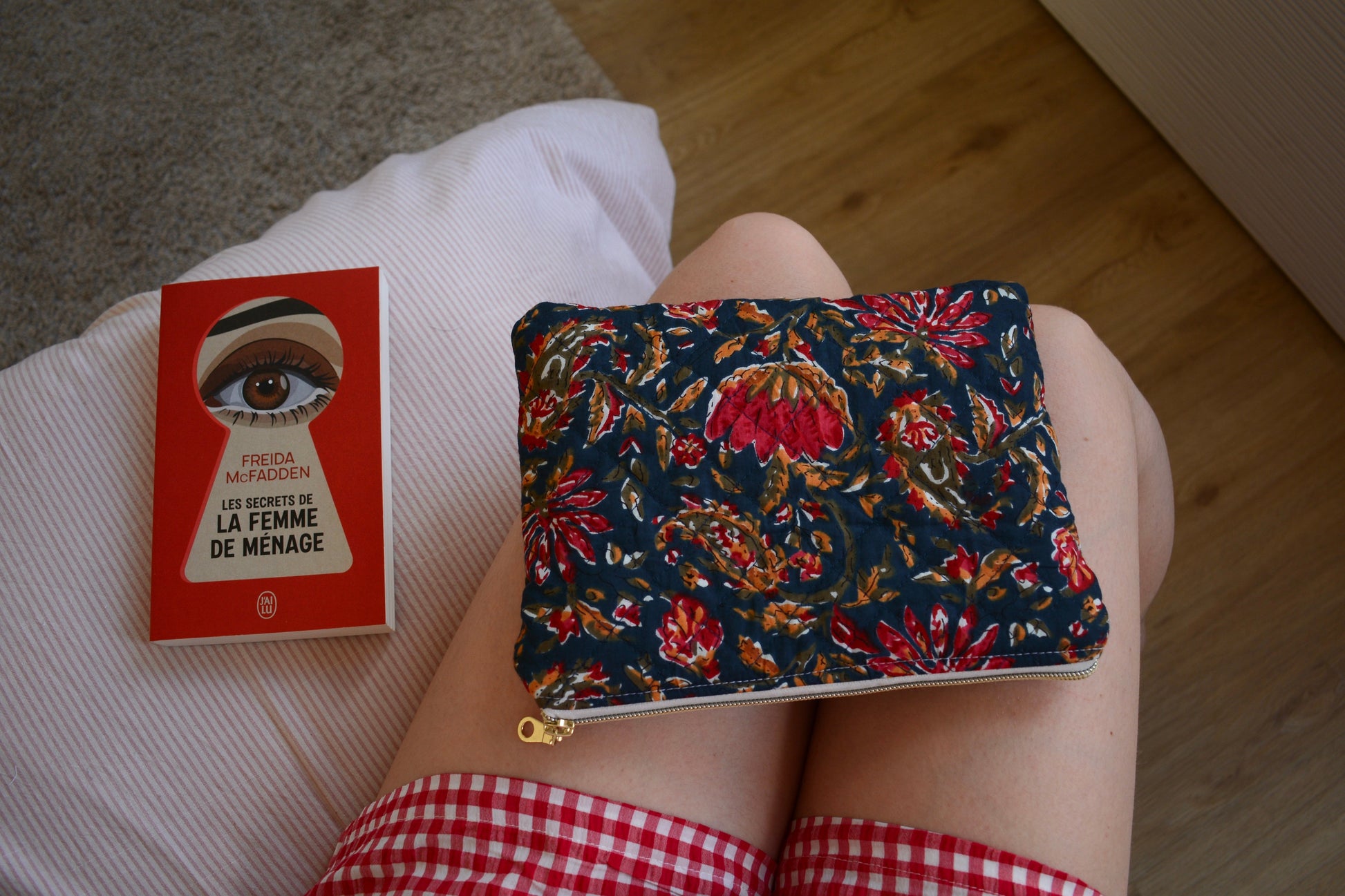 Housse à liseuse en tissu matelassé et fleuri bleu et rouge - Maisonlili