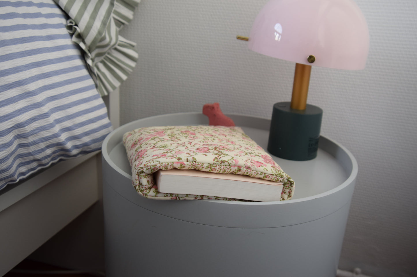 Housse à livre en tissu matelassé aux motifs fleuris roses pales et écrus - Maisonlili