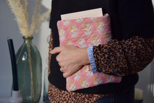 Housse à livre en tissu matelassé fleuri aux motifs roses - Maisonlili