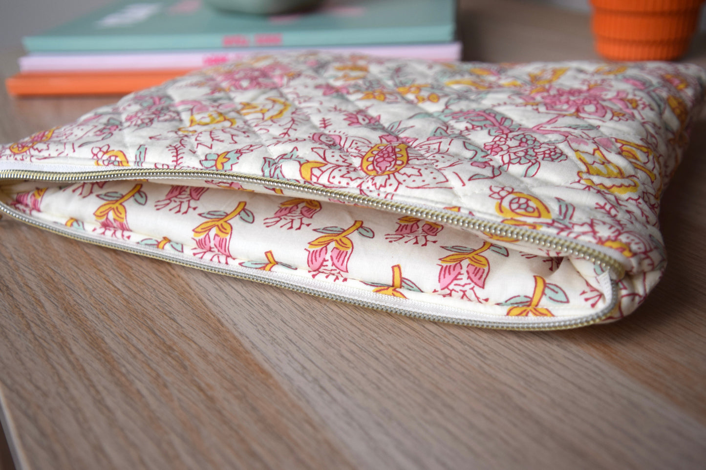 Housse pour Ipad 11 pouces en tissu fleuri et matelassé aux motifs printaniers - Maisonlili