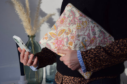 Housse pour Ipad 11 pouces en tissu fleuri et matelassé aux motifs printaniers - Maisonlili