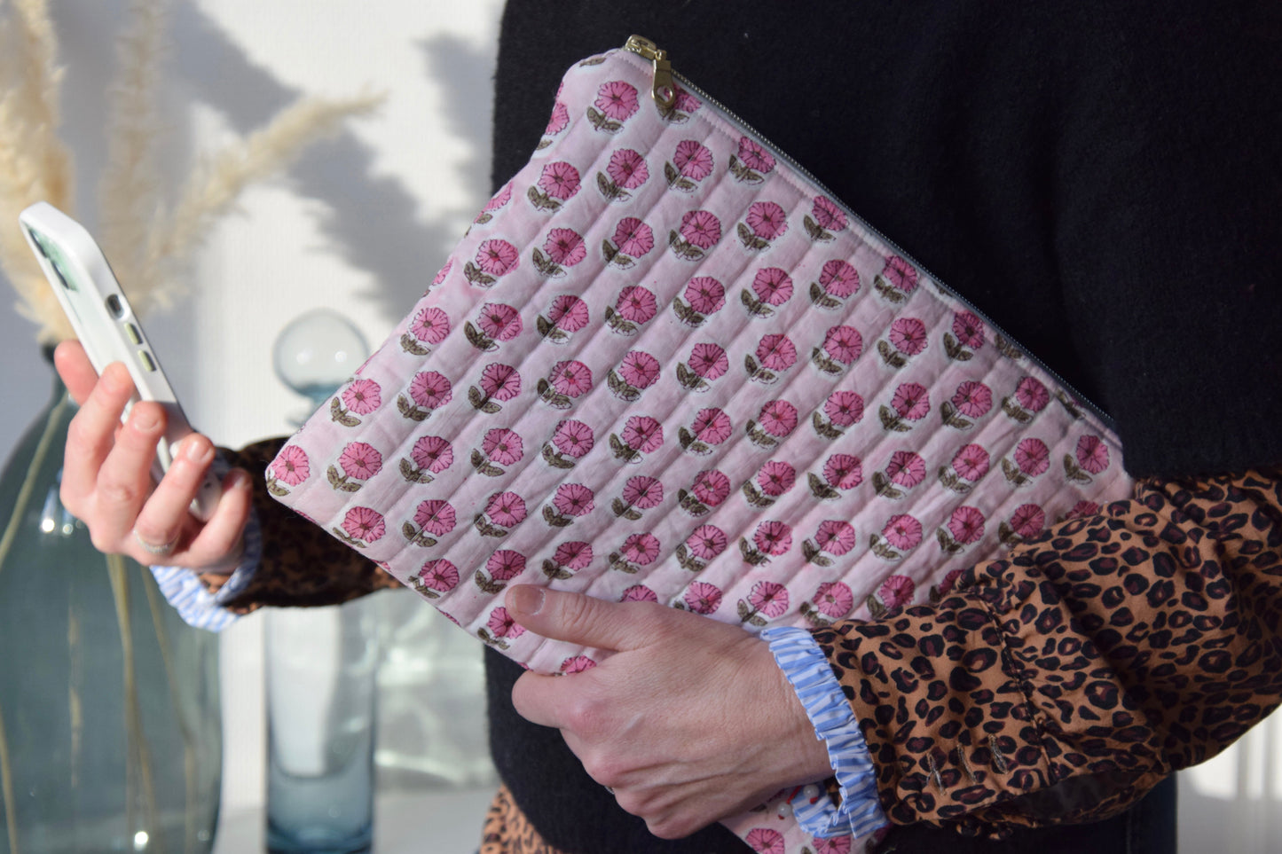 Housse pour Ipad 11 pouces en tissu fleuri et matelassé block print indien rose clair - Maisonlili