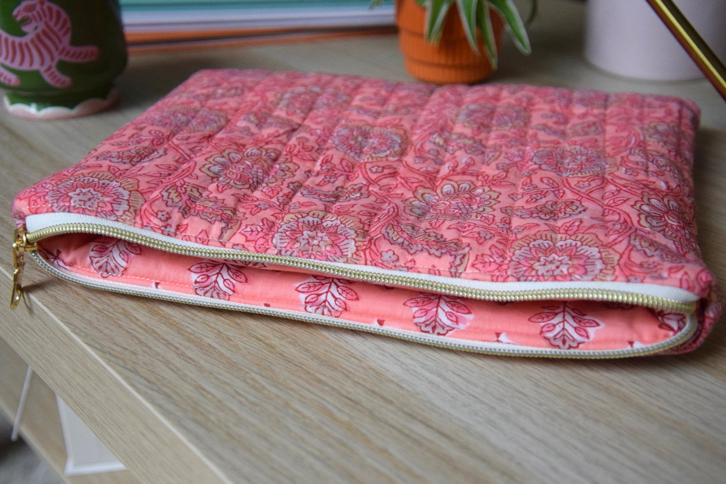 Housse pour Ipad 11 pouces en tissu fleuri et matelassé corail - Maisonlili