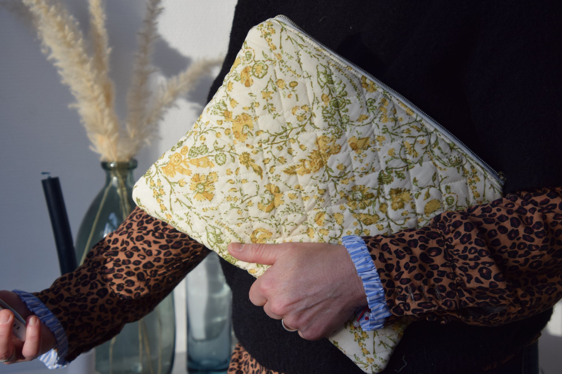 Housse pour Ipad 11 pouces en tissu fleuri et matelassé écru et jaune - Maisonlili